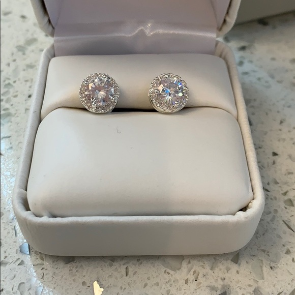 Pretty CZ diamonds earrings. - Picture 3 of 4